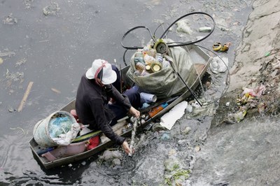 Hình minh họa. Người vớt rác trên một con sông ô nhiễm ở Hà nội hôm 20/10/2006