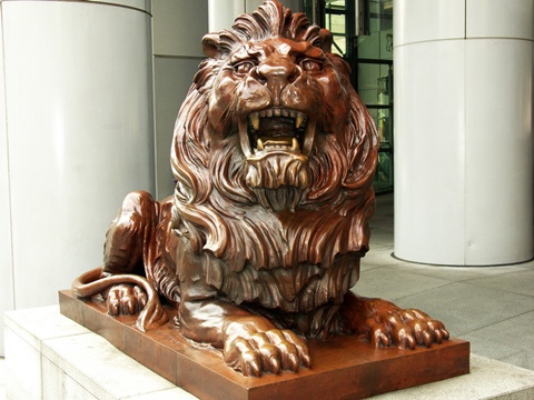 Tượng một chú sư tử trấn giữ trước một trụ sở ngân hàng ở Hong Kong tượng trưng cho việc bảo vệ tài sản. Tầng trệt mở của tòa nhà này cũng giúp năng lượng lưu thông tự do.Ảnh: Flickr